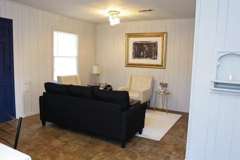 Living - 400 3rd St SE, Springhill, LA 71075 photo 4 of 6