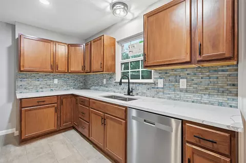 Kitchen - 1025 Harris Dr, Euless, TX 76039 photo 4 of 5