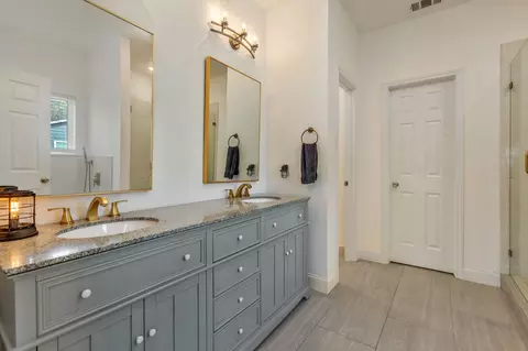 Bath - 1909 Willowcrest Loop, Denton, TX 76205 photo 1 of 6