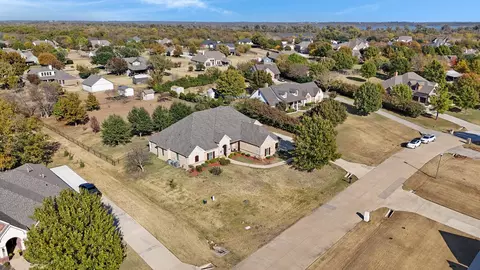 7701 Oak Creek Ln, Denton, TX 76208