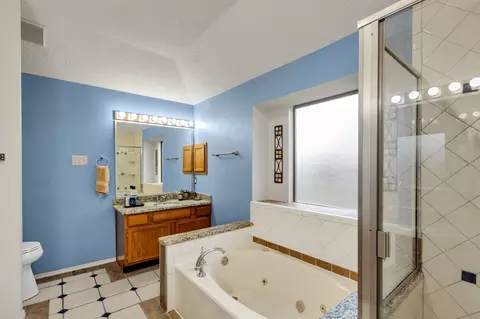 Bath - 8405 Spinnaker Cv, Rowlett, TX 75089 photo 2 of 4