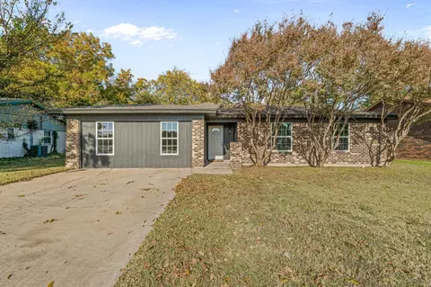 660 Pleasant Manor Ave, Burleson, TX 76028