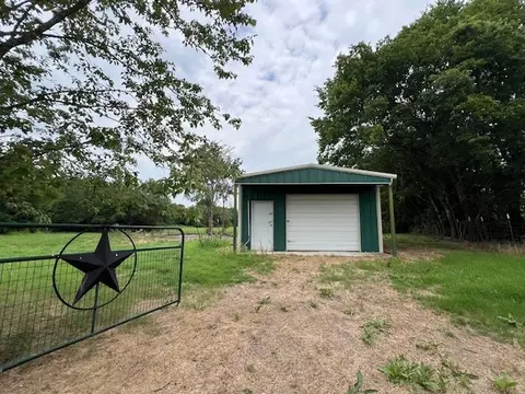 600 S Bois Darc St, Blossom, TX 75416