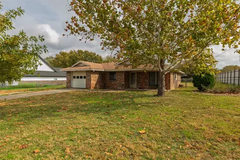 401 Berryhill Dr, Springtown, TX 76082