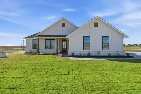 1001 Paramount Dr, Cresson, TX 76035