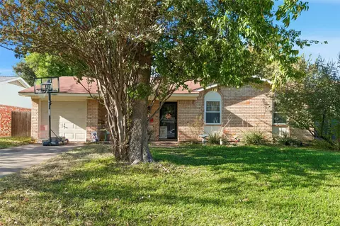 562 W Ferndale Ln, Grand Prairie, TX 75052