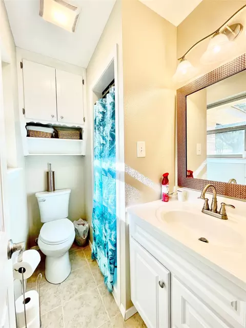 Bath - 945 Brickyard Rd, West, TX 76691 photo 2 of 2