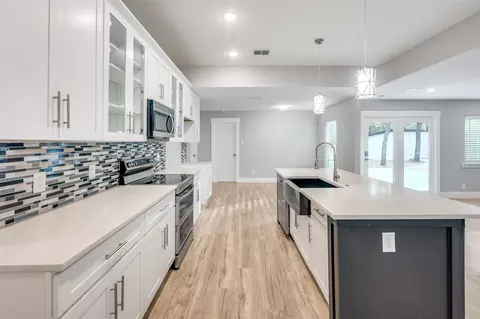 Kitchen - 105 Shadow Ln, Euless, TX 76039 photo 4 of 5