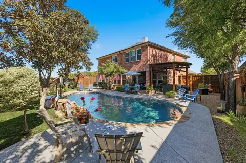 310 Salsbury Dr, Euless, TX 76040
