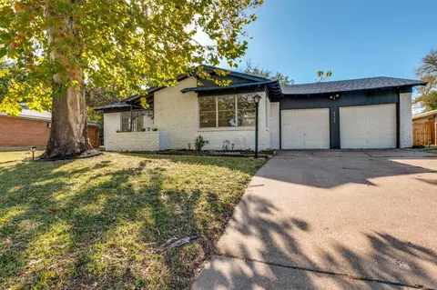 6920 Robinhood Ln, Fort Worth, TX 76112