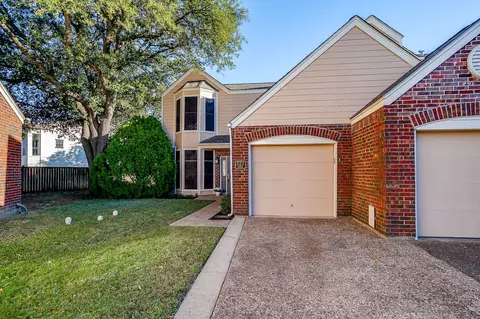 221 Cimarron Trl #1, Irving, TX 75063