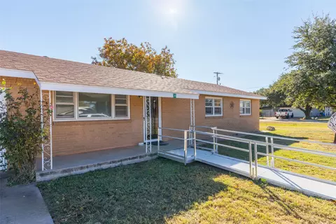341 S Main St, Trent, TX 79561