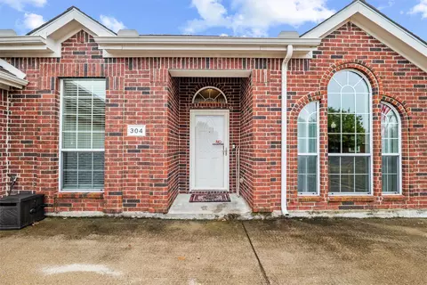 304 Briar Cove Cir, Red Oak, TX 75154