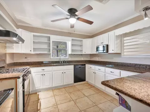 Kitchen - 151 Lancewood Cir, Lufkin, TX 75904 photo 2 of 5
