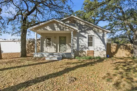 917 Carpenter St, Azle, TX 76020