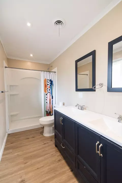 Bath - 2501 Park St, Commerce, TX 75428 photo 3 of 4