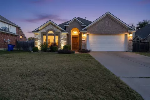 704 Dickerson Ln, Mansfield, TX 76063