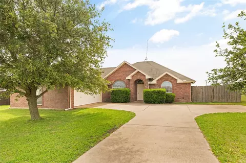 200 Flower Meadows Dr, Waxahachie, TX 75165