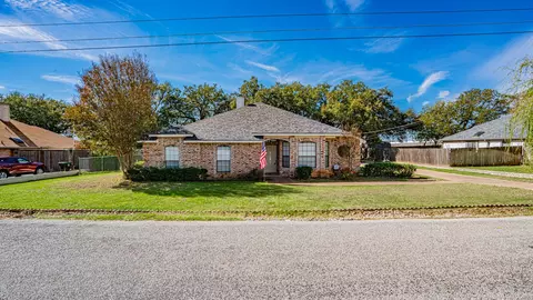 4018 View Point Dr, Granbury, TX 76048