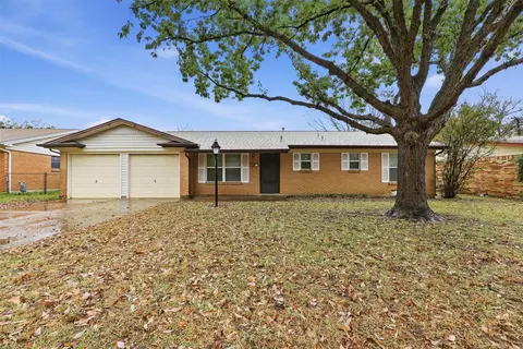 214 Jill Ann Dr, Burleson, TX 76028
