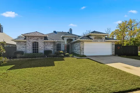 3200 Peakview Dr, Corinth, TX 76210