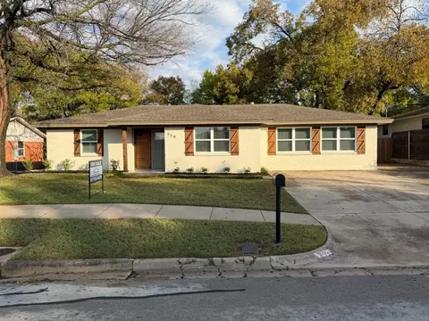 520 W Redbud Dr, Hurst, TX 76053