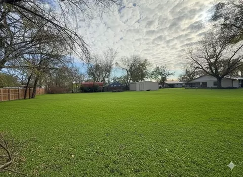 1126 Alvarado St, Cleburne, TX 76031