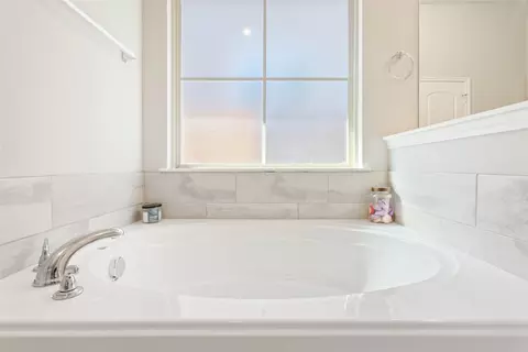 Bath - 10204 Driskill Dr, Waco, TX 76708 photo 2 of 4