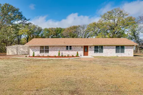 815 Clarksville Rd, Bogata, TX 75417