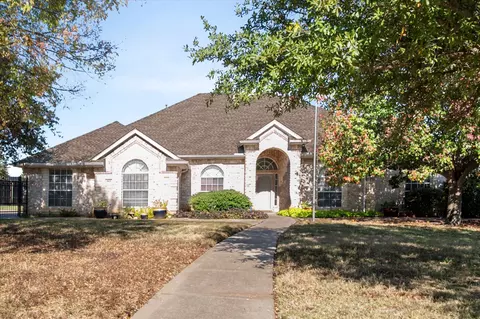 913 Shady Vale Dr, Kennedale, TX 76060