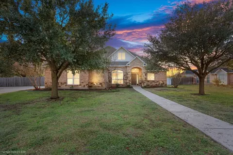 900 Queen Elizabeth Dr, Mcgregor, TX 76657