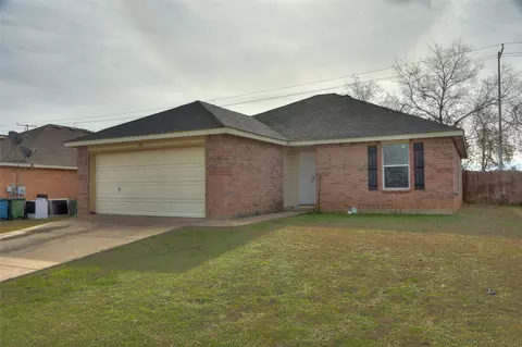 204 Deer Run Dr, Sanger, TX 76266