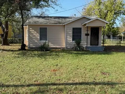 1913 Woods Ln, Haltom City, TX 76117