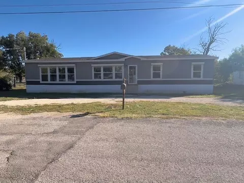705 W Pierce St, Winters, TX 79567