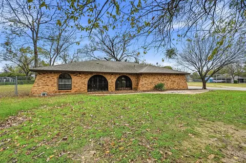 809 Nadine Ln, Grand Prairie, TX 75052