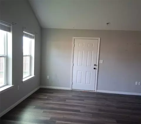 207 E Mccoulskey St, Terrell, TX 75160 photo 2