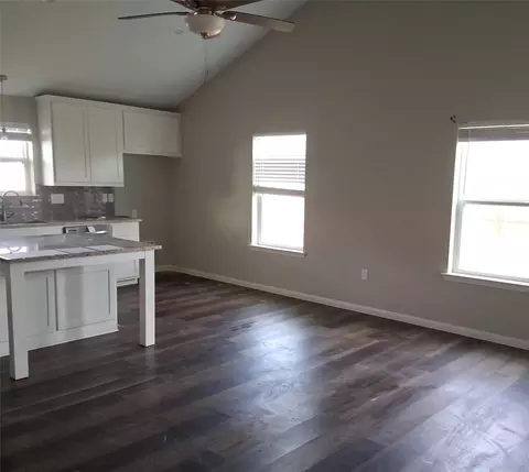 207 E Mccoulskey St, Terrell, TX 75160 photo 4