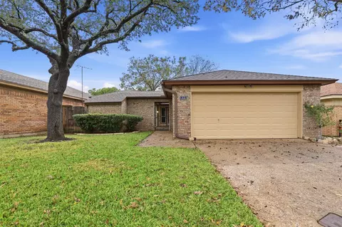 22 Doral Ct, Pantego, TX 76013