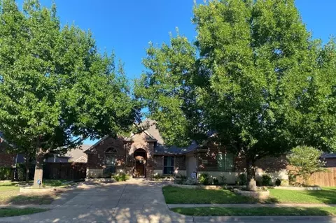 8101 Summerleaf Dr, Arlington, TX 76001
