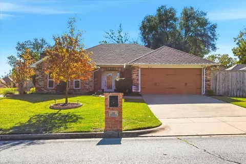 201 Montreal Dr, Hurst, TX 76054