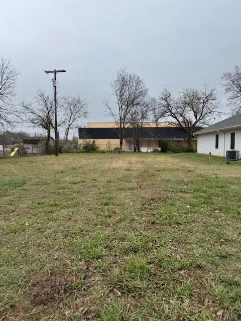 1328 Franklin Ave, Bonham, TX 75418