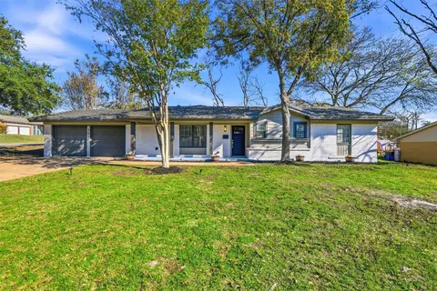 3801 Palomino Dr, Benbrook, TX 76116