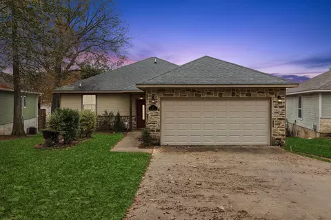 184 Oak Hills Dr, Mabank, TX 75156