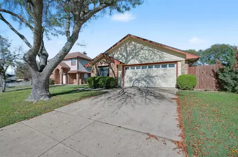 1148 Meadows Dr, Grand Prairie, TX 75052