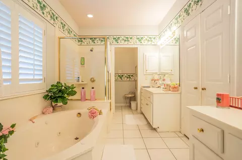 Bath - 300 E Redbud Ln, Lancaster, TX 75146 photo 2 of 4