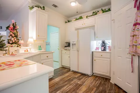 Kitchen - 300 E Redbud Ln, Lancaster, TX 75146 photo 4 of 4