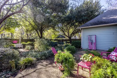 Exterior - 300 E Redbud Ln, Lancaster, TX 75146 photo 4 of 5