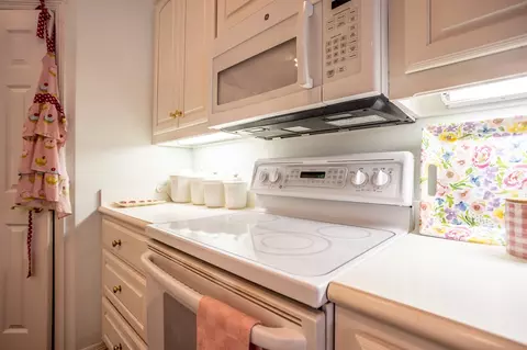 Kitchen - 300 E Redbud Ln, Lancaster, TX 75146 photo 3 of 4
