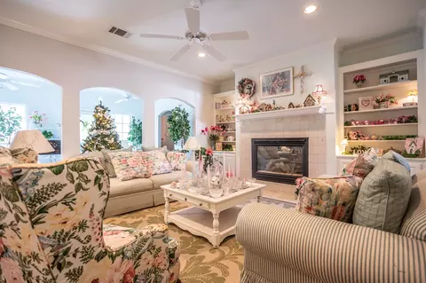 Living - 300 E Redbud Ln, Lancaster, TX 75146 photo 2 of 2