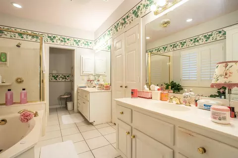 Bath - 300 E Redbud Ln, Lancaster, TX 75146 photo 1 of 4